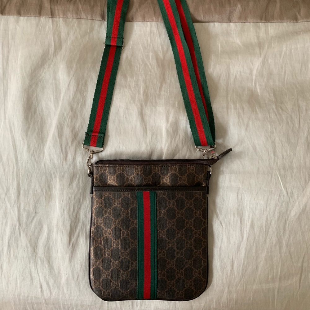 Small unused leather Gucci cross-over purse
